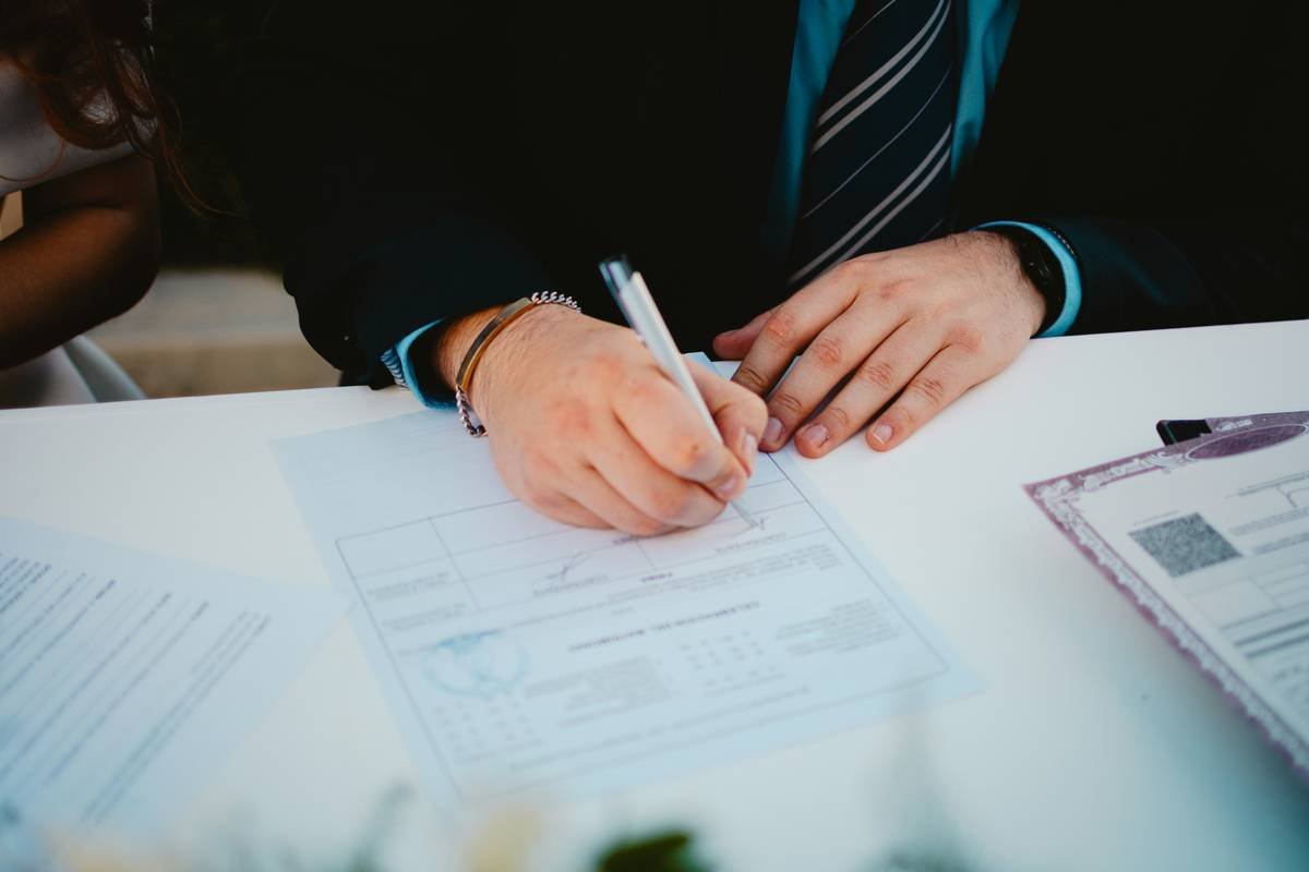 Bar chart showing 68% of denied travel insurance claims for medical professionals abroad are due to 'professional activity' exclusions per IAMAT 2023