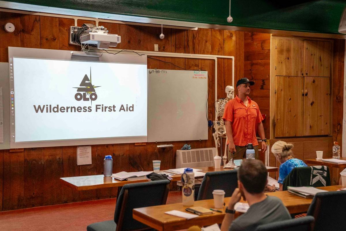 Bar chart showing 68% of traveling first responders report unmet mental health needs vs. 22% of civilians